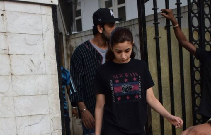 জোর জল্পনা ছড়িয়েছিল যে, আলিয়া ও রণবীর খুব শীঘ্রই বিয়ে করতে পারেন। আলিয়া এ ব্যাপারে বলেছিলেন, আমাদের বিয়ের যাঁরা প্রতীক্ষা করছেন, তাঁদের এজন্য প্রতীক্ষা করতে হবে।