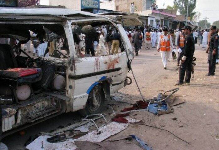 অন্যদিকে, এদিন আরেকটি জঙ্গি হামলায় ৩২ জনের মৃত্যু হয়েছে পাকিস্তানে। দ্বিতীয় হামলাটি হয়েছে উত্তর-পশ্চিম পাকিস্তানের অশান্ত খাইবার-পাখতুনখোয়া প্রদেশে। 