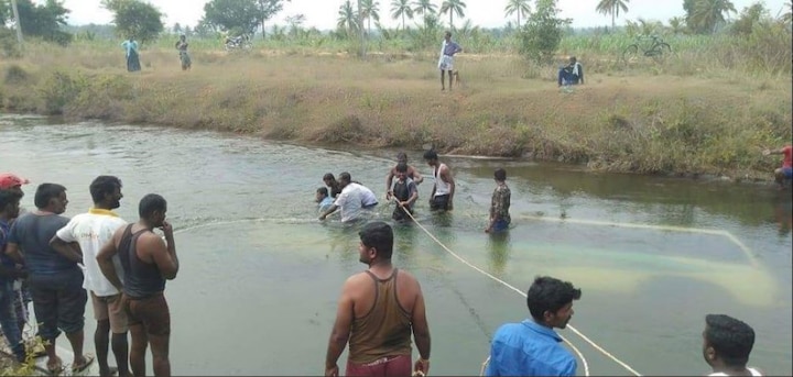 Karnataka: 25 dead after bus with school kids falls into 20 feet canal, CM Kumaraswamy announces compensation of Rs 5 lakh কর্ণাটকে খালে বাস, মৃত অন্তত ২৫, অধিকাংশই স্কুলপড়ুয়া, ৫ লক্ষ টাকা সহায়তার ঘোষণা কুমারস্বামীর, শোকপ্রকাশ রাষ্ট্রপতি, প্রধানমন্ত্রীর