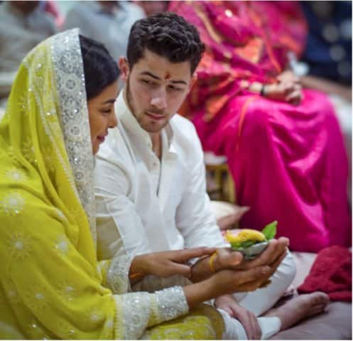 নিক ও প্রিয়ঙ্কা দুজনকেই রীতি অনুযায়ী পুজোয় অংশগ্রহণ করতে দেখা গিয়েছিল।