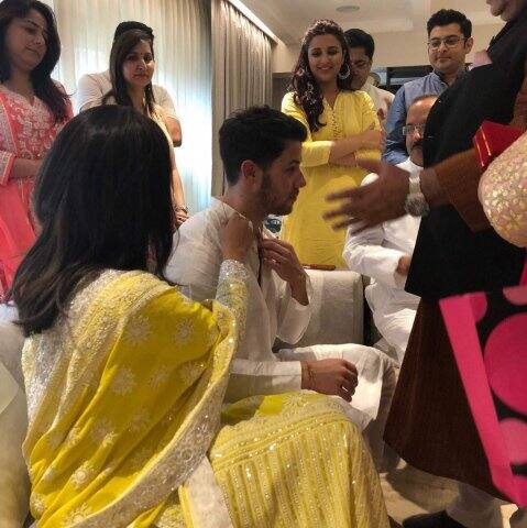 বিয়ের জন্য নিকের গোটা পরিবার ভারতে চলে এসেছে।