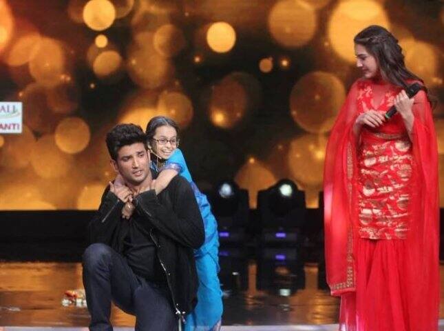 সম্প্রতি একটি টেলিভিশন অনুষ্ঠানের সেটে সহ অভিনেতা সুশান্ত সিংহ রাজপুতের সঙ্গে পৌঁছন সারা। 