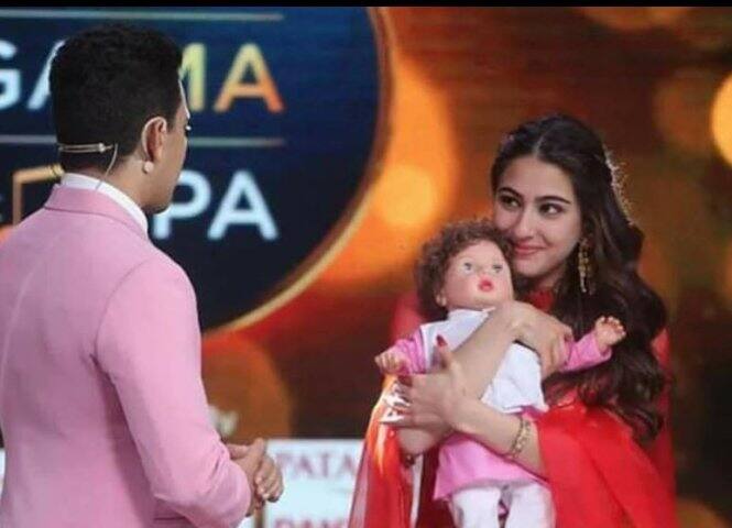 তৈমুরের পুতুলকে আদর করতে দেখা যায় সারাকে। উল্লেখ্য, তৈমুর সইফ আলি খান ও করিনা কপূরের সন্তান। আর সারা সইফ ও অমৃতা সিংহর সন্তান। 