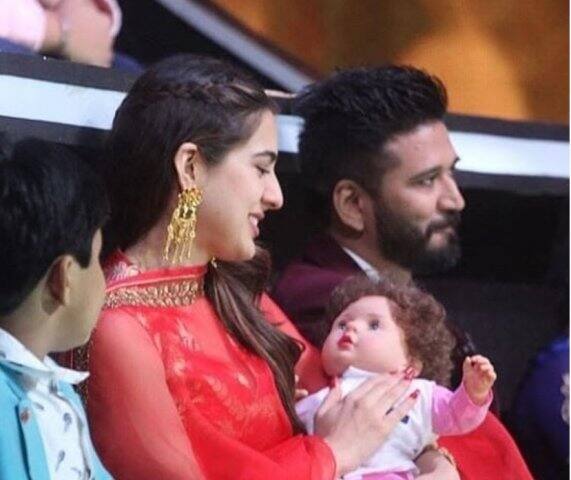 কিছুদিন আগে তৈমুরের এই পুতুল সামনে এসেছে। জন্মেপ পর থেকেই তৈমুর সোশ্যাল মিডিয়ায় বেশ জনপ্রিয় হয়েছে। তার জনপ্রিয়তা এতটাই যে বাজারে তৈমুরের নামে খেলনাও বিক্রি শুরু হয়েছে।