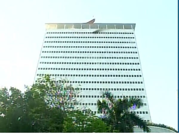 UK-based parkour athlete jumps roof of 14-storey building in Mumbai, detained মুম্বইয়ে ১৪ তলা ভবনের ছাদ থেকে ঝাঁপ দিয়ে ধৃত ব্রিটেনের পার্কার অ্যাথলিটরা