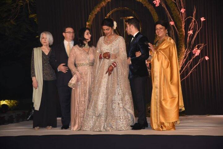 নিকের বাবা মা পল জোনাস, ডেনিস জোনাস ও প্রিয়ঙ্কার মা মধু চোপড়া। নবদম্পতির সঙ্গে।