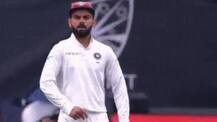 দেখুন: ফিল্ডিংয়ের সময় স্লিপে দাঁড়িয়ে খানিক নাচ কোহলির