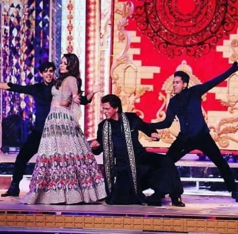 ১২ তারিখ দেশের ধনীতম শিল্পপতি মুকেশ অম্বানির মেয়ে ঈশার সঙ্গে আনন্দ পিরামলের বিয়ে। তার আগে উদয়পুরে হয়ে গেল সঙ্গীত অনুষ্ঠান। ছিলেন বলিউডের সব প্রথম সারির তারকা।