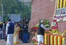 ২০০১ এর সংসদ জঙ্গি হামলায় মৃত শহীদদের শ্রদ্ধা জানালেন মোদি, রাজনাথ, আডবাণী, সনিয়া