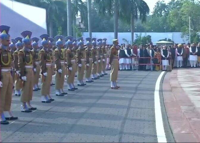 ২০০১ সালের ১৩ই ডিসেম্বর লস্কর-ই-তৈবা ও জয়েশ-ই-মহম্মদ সংসদ ভবনে হামলা চালায়।