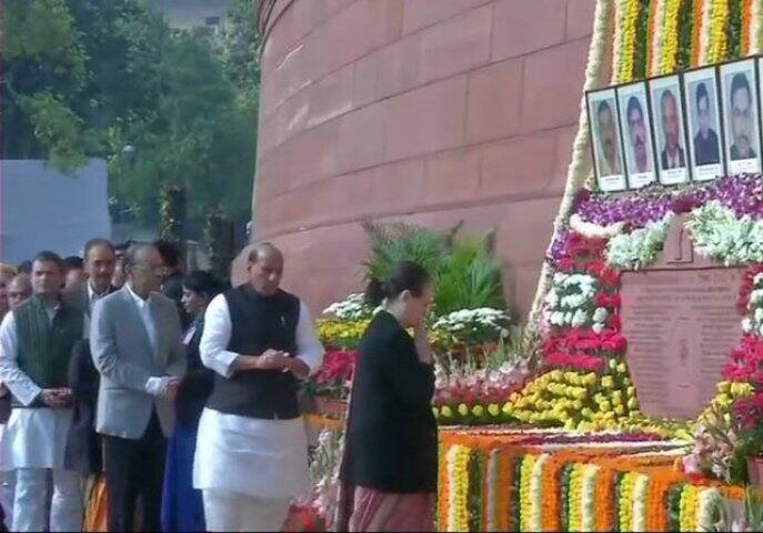 ওই হামলায় ৫ জন জঙ্গি নিহত হয়। ৬ জন দিল্লি পুলিশ কর্মী, ২ জন সংসদের কর্মী ও একজন মালিও প্রাণ হারান। শ্রদ্ধা জানান ইউপিএ চেয়্যারপার্সেন সনিয়া গাঁধীও।