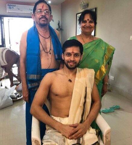 বিয়ের আগে পুজোয় বসতে চলেছেন কাশ্যপ। সঙ্গে বাবা মা।