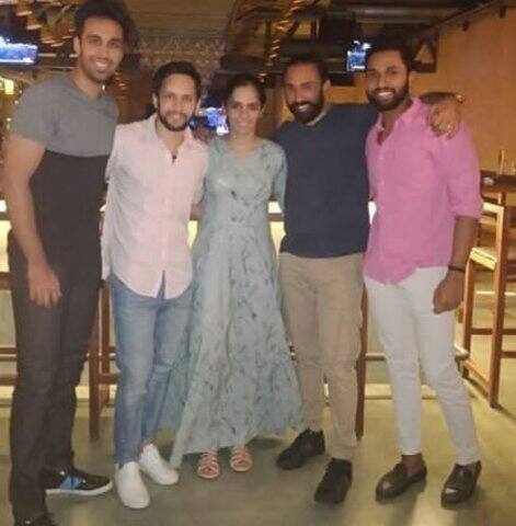 বন্ধুদের সঙ্গে হবু স্বামী স্ত্রী। 