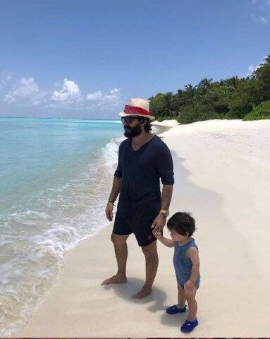 এই ছবিটি ইনস্টাগ্রামে শেয়ার করেছেন সোহা আলি খান। ছবিতে “পাপা”-র সঙ্গে সমুদ্রসৈকতে সময় কাটাচ্ছে তৈমুর।