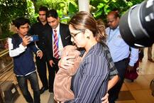 মুম্বই বিমানবন্দরে পুত্র সহ সানিয়া মির্জা