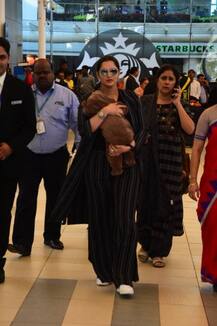 মুম্বই বিমানবন্দরে পুত্র সহ সানিয়া মির্জা