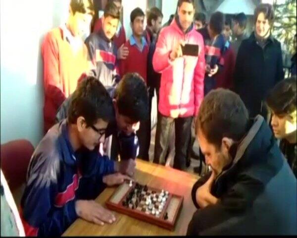 পাঁচ রাজ্যে ভোটের ঝক্কি সামলে সিমলায় ছুটি কাটাচ্ছেন কংগ্রেস প্রেসিডেন্ট। সঙ্গে দিদি প্রিয়ংকা ও ছেলেমেয়েরা। 