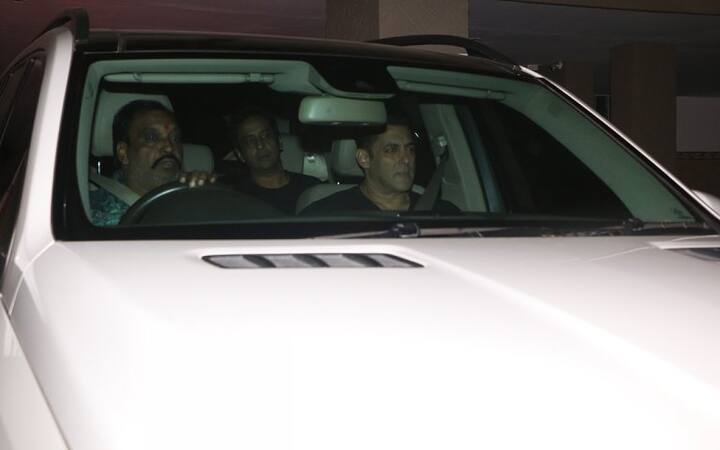 বেশ কয়েক বছর আগে একটি পার্টিতে সলমন ও শাহরুখের মনোমালিন্য হয়েছিল। কিন্তু সেই পর্ব তাঁরা অনেকদিন আগেই পেরিয়ে এসেছেন। দুজনকে মাঝেমধ্যেই একসঙ্গে দেখা যায়। (ছবি-মানব মঙ্গলানি)