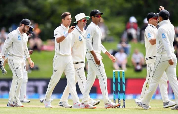 মেলবোর্ন টেস্টের পাশাপাশি ওয়েলিংটনে শ্রীলঙ্কার বিরুদ্ধে নিউজিল্যান্ডের টেস্ট ম্যাচ চলছে। খেলা এখন বেশ রোমাঞ্চকর জায়গায়। প্রথমে নিউজিল্যান্ড অল্প রানে অলআউট হয়ে যায়। এরপর নিউজিল্যান্ডের তারকা বোলার ট্রেন্ট বোল্ট মুশকিলে ফেলে দিয়েছেন শ্রীলঙ্কাকে। 