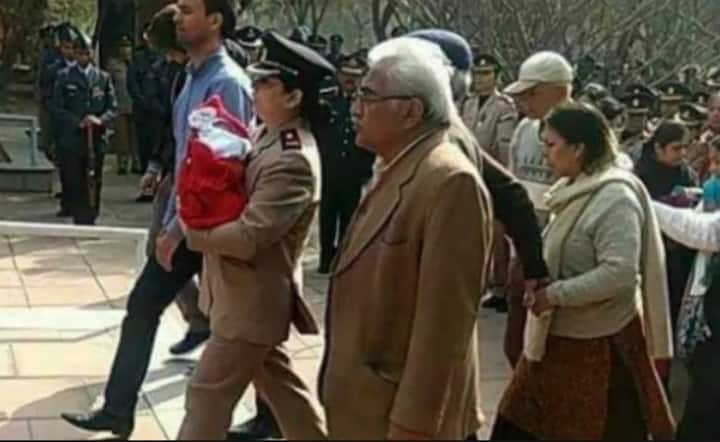 ১৫ ফেব্রুয়ারি অসমে হেলিকপ্টার দুর্ঘটনায় প্রাণ হারান বায়ুসেনার ২ অফিসার। এক অফিসারের শেষকৃত্যে তাঁর স্ত্রী নিয়ে আসেন ৫ দিনের সন্তানকে। তিনি নিজেও সেনা বাহিনীর মেজর, সম্পূর্ণ সামরিক পোশাকে স্বর্গগত স্বামীকে শেষ বিদায় জানান তিনি।
