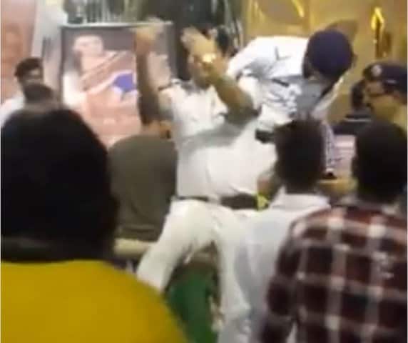 দুর্গাপুজো চলাকালীন ভাইরাল হয় কলকাতার এক পুলিশকর্মীর ভিডিও। অত্যন্ত উৎসাহের সঙ্গে জনতাকে দিক নির্দেশ করছিলেন তিনি। 