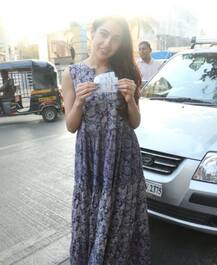 ছবিতে দেখুন: নিজের অভিনীত ছবি \'সিম্বা\' দেখতে টিকিট কেটে হলে সারা আলি খান