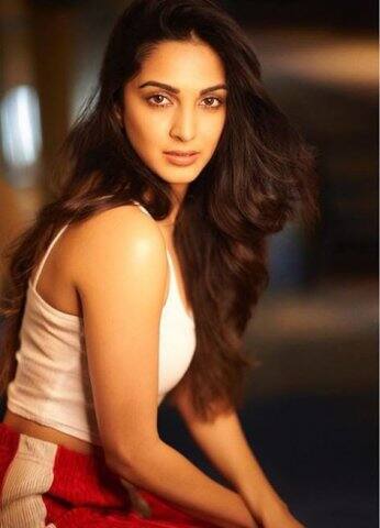 কিয়ারা ইনস্টাগ্রামে ভীষণ সক্রিয়, তাজা ছবি আপলোড করে সবসময় আলোচনায় থাকেন তিনি