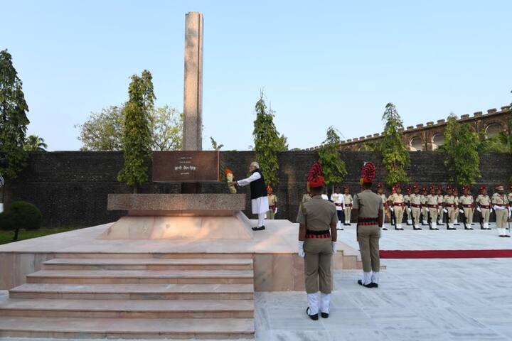 কার নিকোবর দ্বীপে সুনামি স্মৃতিস্তম্ভে শ্রদ্ধা জানান তিনি।