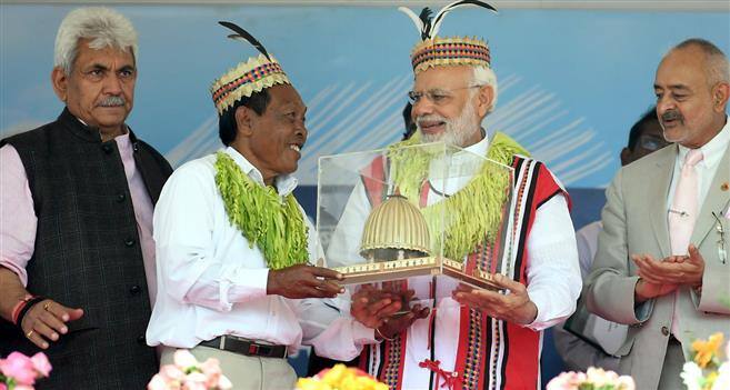 উপজাতিদের দেওয়া উপহার গ্রহণ করছেন মোদি।