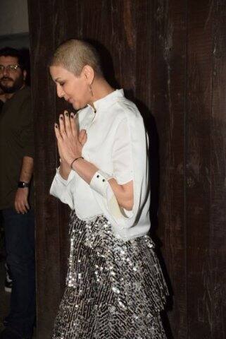 সোনালির অসুস্থতার কথা জানতে পেরে তাঁর অনুরাগীরা খুবই উদ্বিগ্ন হয়ে পড়েছিলেন। (ছবি-মানব মঙ্গলানি)