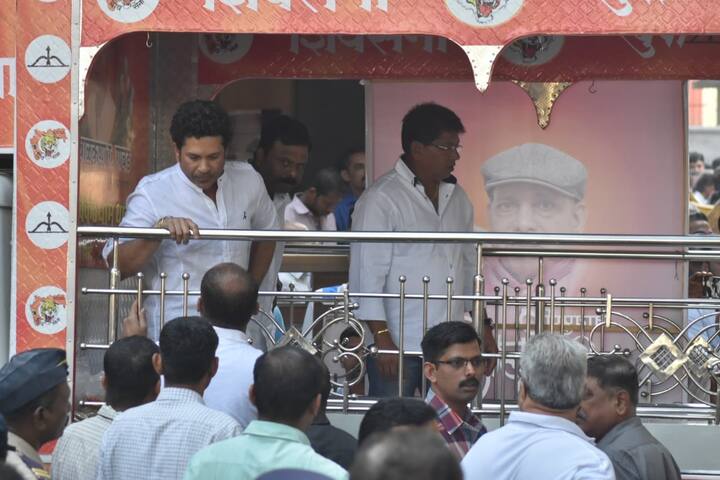 একটি ট্রাকে তাঁর দেহ নিয়ে যাত্রা শুরু হয়। যথোচিত মর্যাদায় তাঁকে শিবাজী পার্কে নিয়ে আসা হয়। 