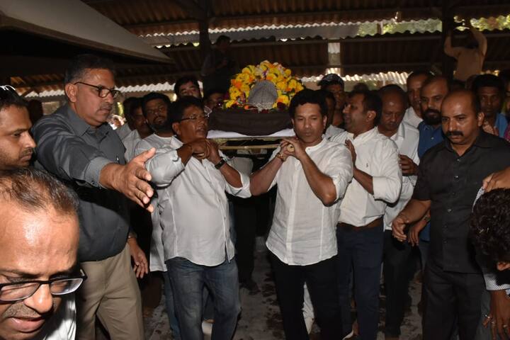 গুরুর শবাধারে কাঁধও দিলেন সচিন। 