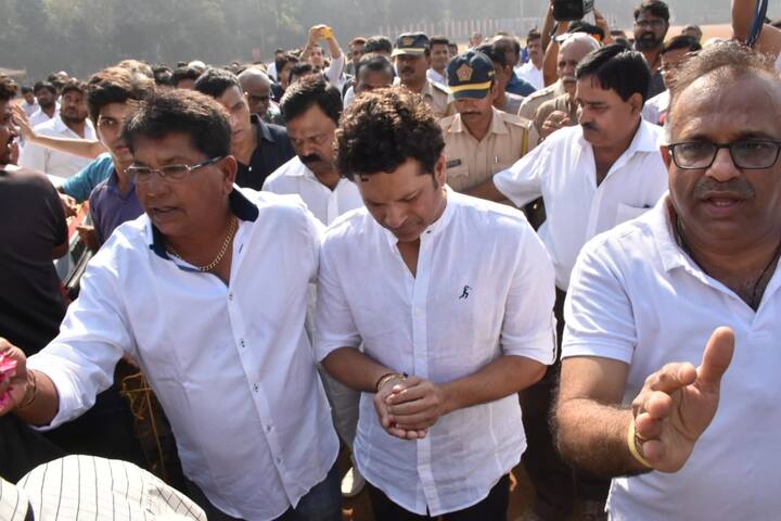 আচরেকরের অন্তিমযাত্রায় হাঁটতে হাঁটতে আবেগবিহ্বল হয়ে পড়েন সচিন। কোনওক্রমে নিজেকে সামলান তিনি। 