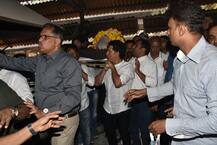 গুরু আচরেকরের শেষযাত্রায় আবেগবিহ্বল সচিন, ব্যাট দেখিয়ে অন্তিম শ্রদ্ধা উঠতি ক্রিকেটারদের