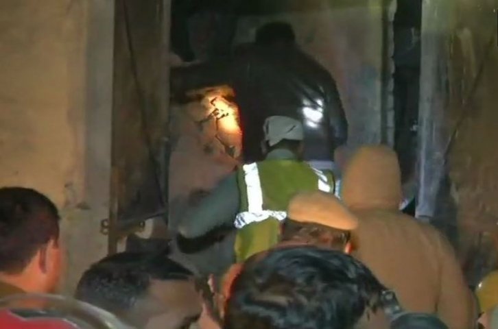 দিল্লির মোতিনগরে ধসে পড়ল কারখানার ছাদ, মৃত ৬