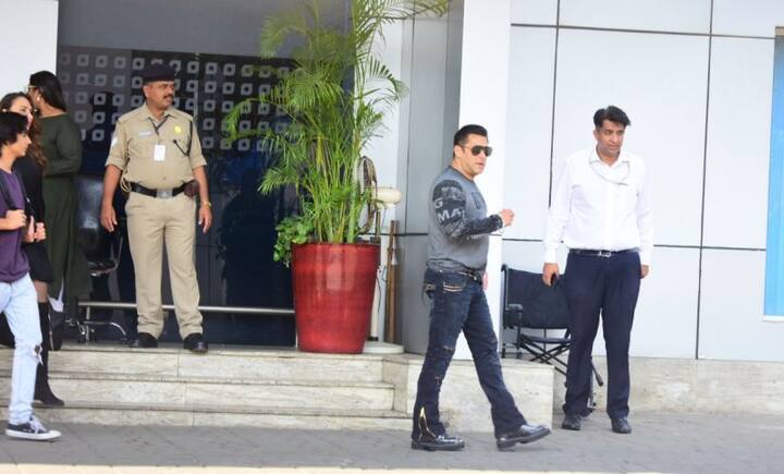 বিমানবন্দরে বেশ কিছুক্ষণ পায়চারি করতে দেখা যায় সলমনকে ছবি- মানব মঙ্গলানি