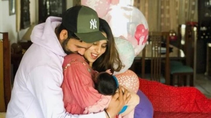 Rohit Sharma reveals newborn daughter's name, shares family picture মেয়ের নাম রেখেছেন সামাইরা, টুইটারে জানালেন রোহিত