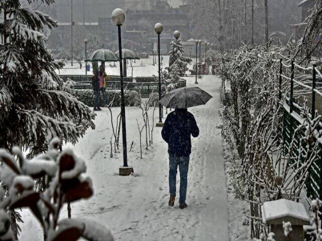 ৮. বিমান ও সড়কপথে যোগাযোগ বিছিন্ন হয়ে যাওয়ায় সমস্যায় পড়েছে কাশ্মীরবাসী। বিপর্যস্ত হয়ে পড়েছে জনজীবনও।
