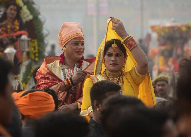 প্রয়াগরাজের অর্ধকুম্ভ মেলায় এবার আখড়া দিলেন রূপান্তরকামীরাও। নাম কিন্নর আখড়া। 