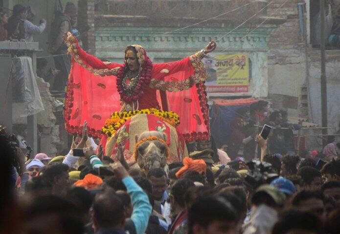 দেখছেন লক্ষ্মীনারায়ণ ত্রিপাঠীকে, ইনি কিন্নর আখড়ার প্রধান। ধর্মীয় শোভাযাত্রায় এভাবেই রাজকীয় আবির্ভাব হল তাঁর। কিন্নর আখড়া কাশী, প্রয়াগ, হরিদ্বার ও নাসিকে তাদের আশ্রম খুলতে চায়।