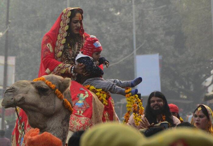 একটি শিশুকে আশীর্বাদ করছেন লক্ষ্মীনারায়ণ।