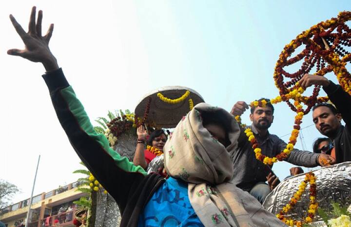 কিন্নর আখড়ার পেশোয়াইয়ে এক রূপান্তরকামীর নাচ।