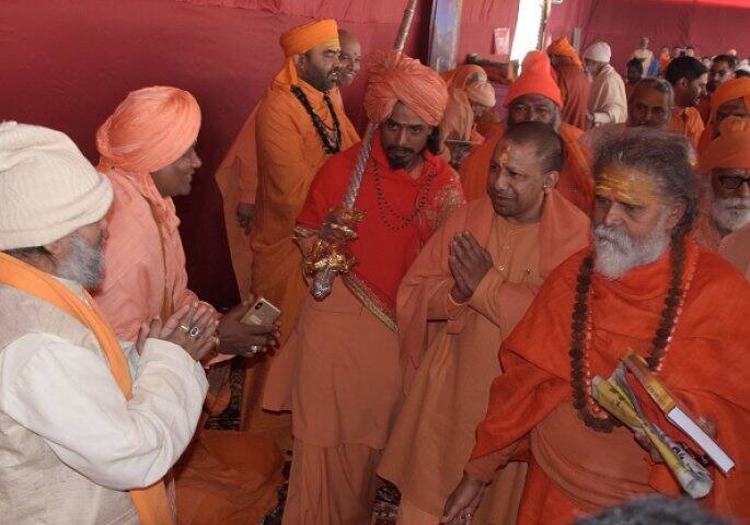 কুম্ভ মেলা চলে ৪৫ দিন ধরে। এবারের মেলা শুরু হচ্ছে ১৫ তারিখ। যোগ দেবেন অন্তত ১২ কোটি মানুষ। তাঁদের নিরাপত্তা ও বসবাসের জন্য চমকপ্রদ ব্যবস্থা করেছে রাজ্য সরকার।