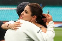 অস্ট্রেলিয়াকে হারিয়ে সিরিজ জয় ভারতের, কোহলির সঙ্গে মাঠে নেমে উচ্ছ্বাস প্রকাশ অনুষ্কারও