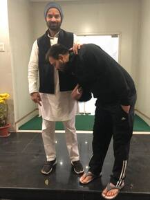 ছবিতে দেখুন: যাদব পরিবারে ভাইদের মধ্যে চাপানউতোরের জল্পনার মধ্যেই তেজ প্রতাপকে তেজস্বীর প্রণাম