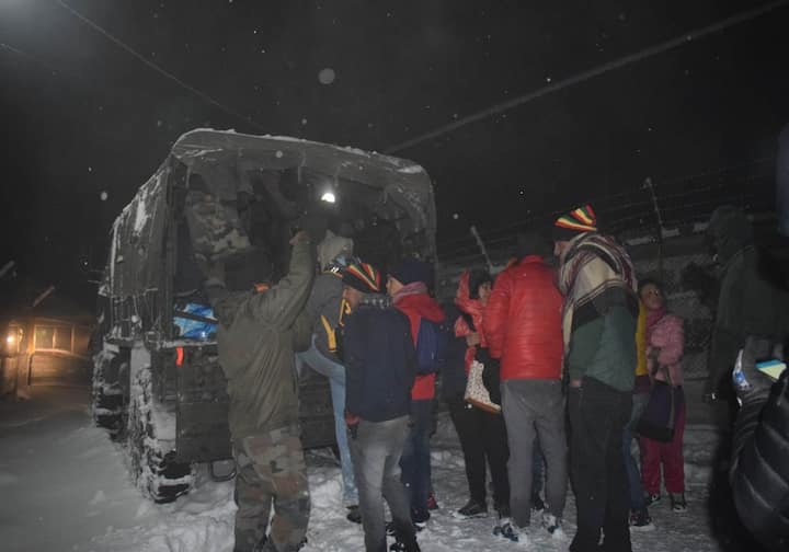 প্রবল তুষারপাত শুরু হওয়ায় লাচুংয়ের সঙ্গে সিকিমের অন্যান্য অংশের যোগাযোগ বিচ্ছিন্ন হয়ে যায়।