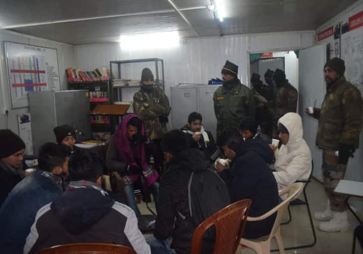 উদ্ধারের পর পর্যটকদের নিয়ে আসা হয় সেনা ছাউনিতে। সেখানেই অসুস্থদের শুশ্রুষা করে সেনার মেডিক্যাল টিম। 