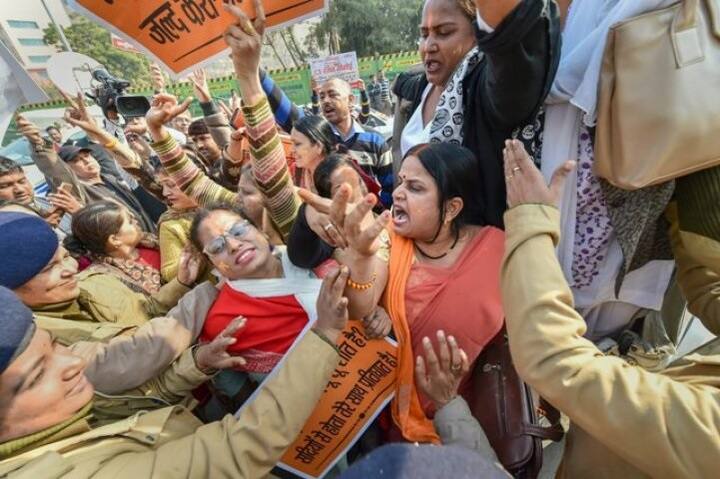 শুনানি স্থগিত হওয়ার কথা জানার পরেই সুপ্রিম কোর্টের বাইরে বিক্ষোভ দেখান একদল মানুষ। ছবি সৌজন্যে পিটিআই