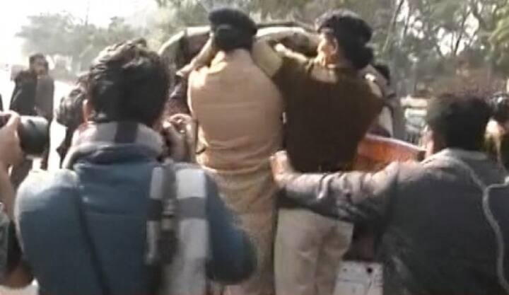 সুপ্রিম কোর্ট জানিয়েছে, নতুন করে পাঁচ বিচারপতির বেঞ্চ গঠন করা হবে। সেই বেঞ্চেই শুনানি হবে