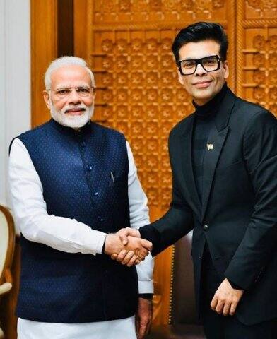 মোদির সঙ্গে করমর্দন করেন প্রযোজক-পরিচালক কর্ণ জোহর।